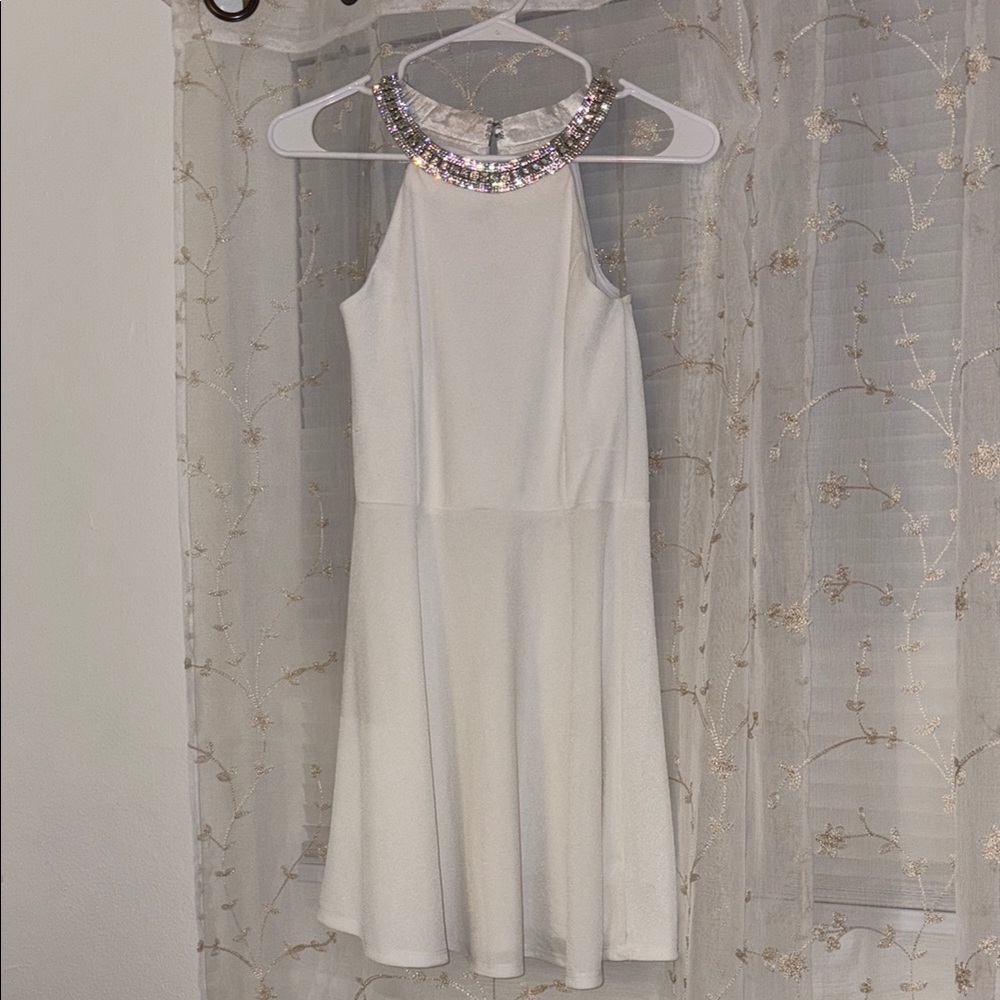 Elegant White Sleeveless Dress